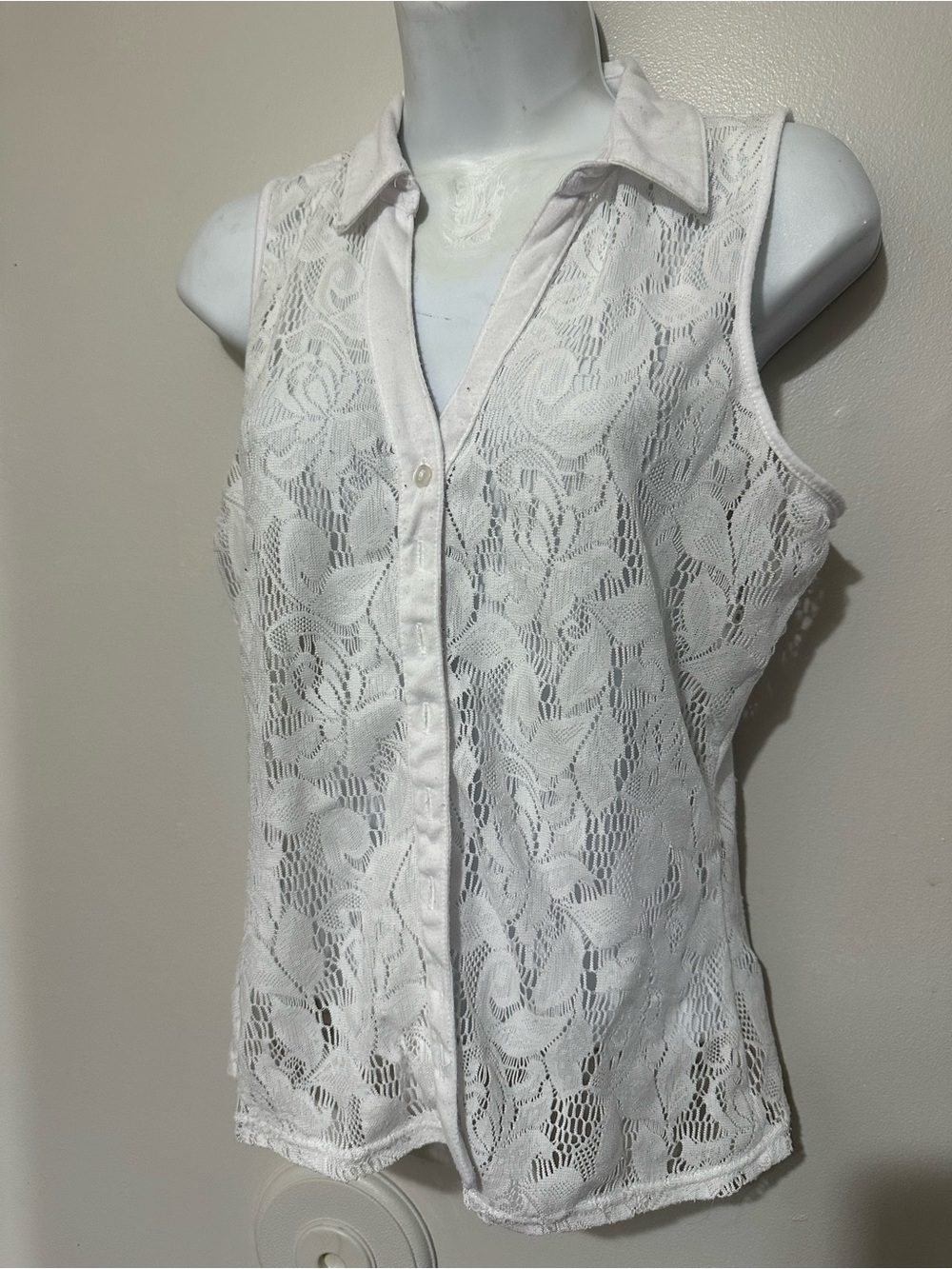 Derek Heart White Lace Sleeveless Button‑Down Blouse – Size Large